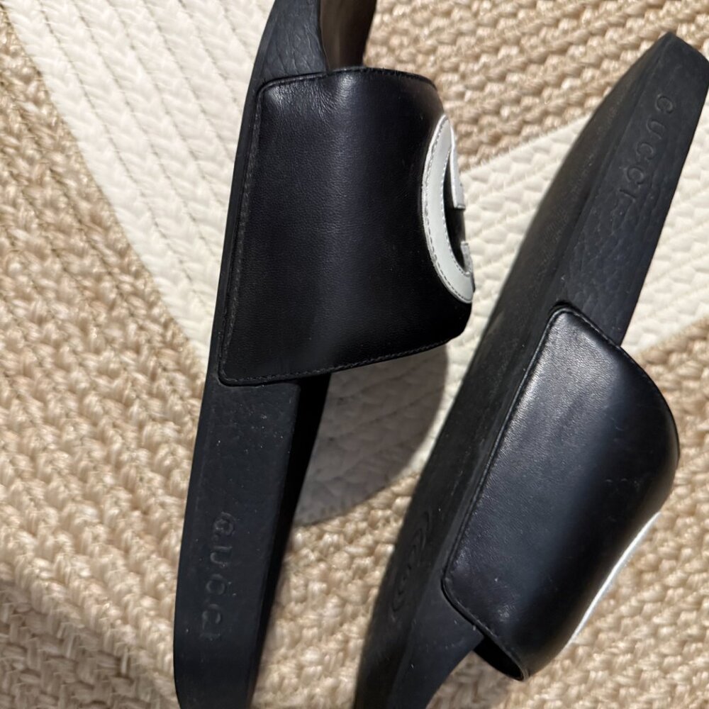 Gucci Black Leather Uppers White GG Slides - Picture 2 of 4